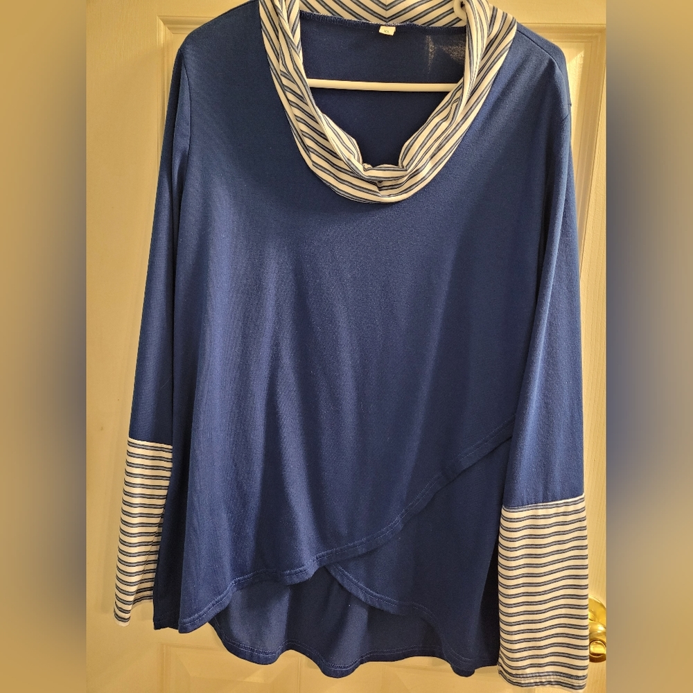 Royal Blue & White top w scoop neck. Size XL